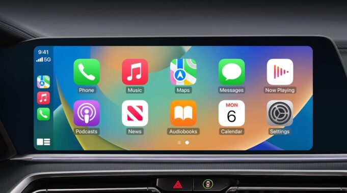 iOS 16 obsahuje několik funkcí CarPlay, které jsou dostupné všem