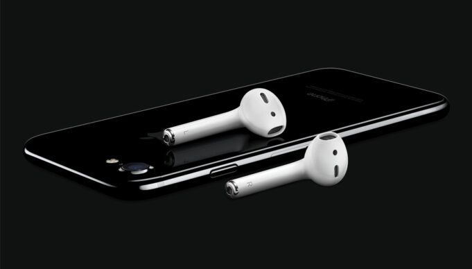 Dnes je to šest let, kdy Apple vydal původní AirPods