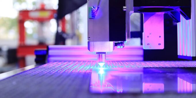 Standardy kvality Apple pro výrobu iPhonů vyžadují 1 200 pracovníků na výrobní linku