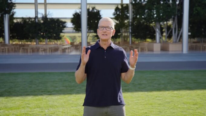 Hromadná žaloba obviňuje generálního ředitele Applu Tima Cooka z podvádění investorů