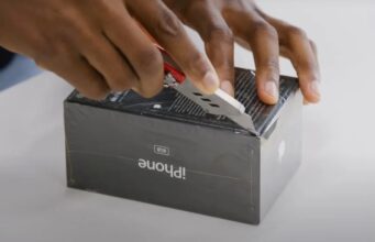 Podívejte se na video z rozbalení původního iPhonu, který se vydražil za 40 320 dolarů