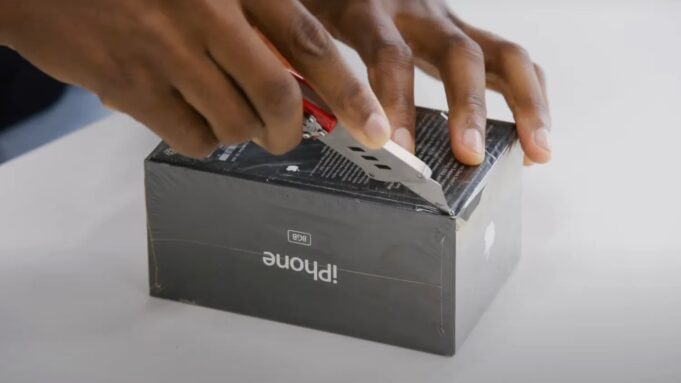 Podívejte se na video z rozbalení původního iPhonu, který se vydražil za 40 320 dolarů