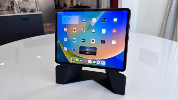 Moft představil novou a vylepšenou verzi pouzdra Snap Float Folio pro iPad
