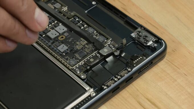 iFixit sdílel teardown 15palcového MacBooku Air, jak toto zařízení vypadá uvnitř?