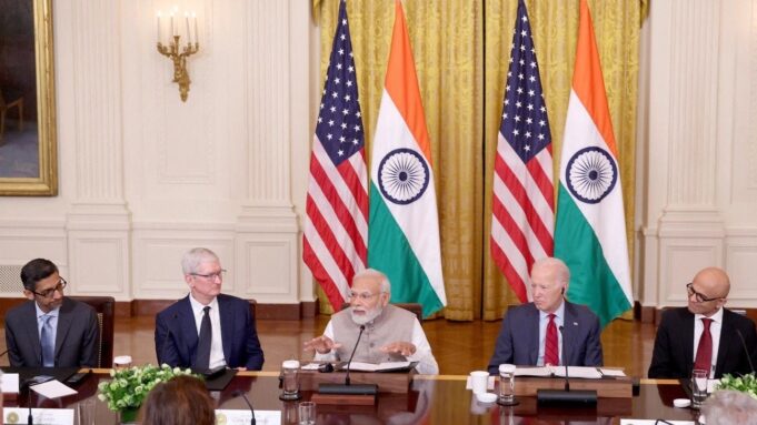 Tim Cook se setkal s prezidentem Joe Bidenem a indickým premiérem Modim, hlavním tématem byla AI