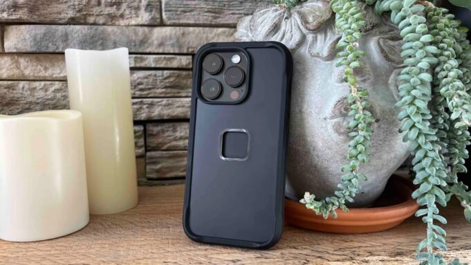 Nomad představil limitovanou edici pouzder pro iPhone vytvořenou společně s Peak Design