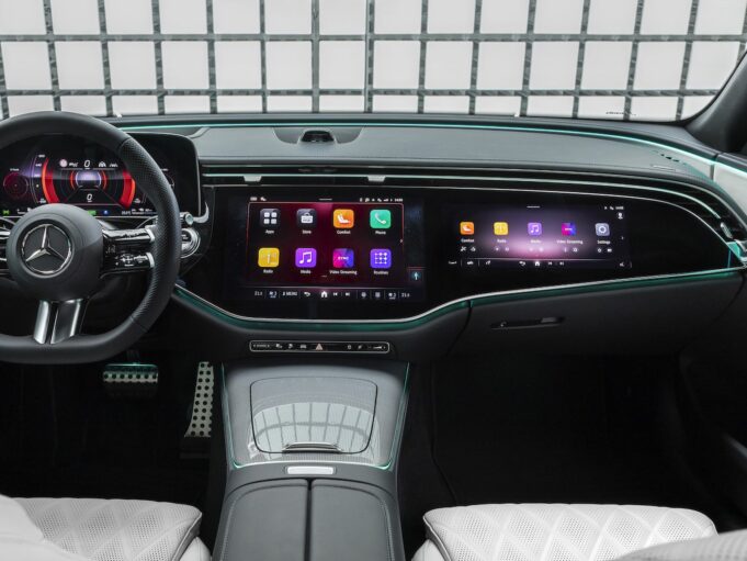 Funkci autoklíče, která je k dispozici na iPhonu a Apple Watch nyní podporují vozy Mercedes-Benz