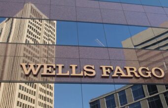 Některé banky obdržely pokutu 549 milionů dolarů za používání osobních účtů iMessage, WhatsApp a Signal