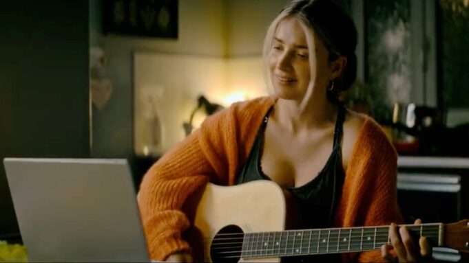 Apple zveřejnil upoutávku na film „Flora a syn“, který bude na Apple TV+ od 29. září