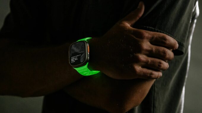 Nomad vydal limitovanou edici řemínku pro Apple Watch „Glow in the Dark“