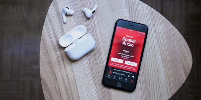 iOS 18.2 vám umožňuje používat vyhledávání v přirozeném jazyce v Apple Music a Apple TV