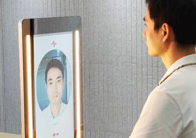 CES 2024: Chytré zrcadlo „MagicMirror“ analyzuje průtok krve v obličeji a sleduje vaše vitální funkce