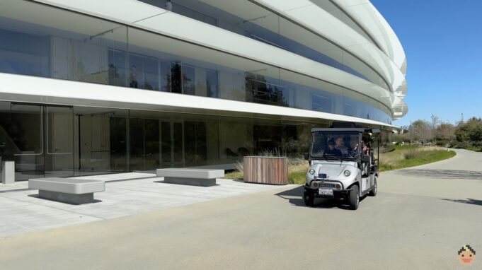 Vedoucí pracovníci společnosti Apple mluví o iPhonu při jízdě na golfovém vozíku po Apple Parku