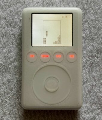 Prototyp iPodu obsahuje podobnou verzi hry Tetris navrženou společností Apple s názvem „Stacker“