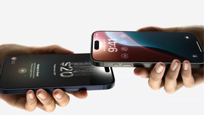 Nová funkce Tap to Cash umožňuje uživatelům platit za věci jednoduše přiložením dvou iPhonů k sobě