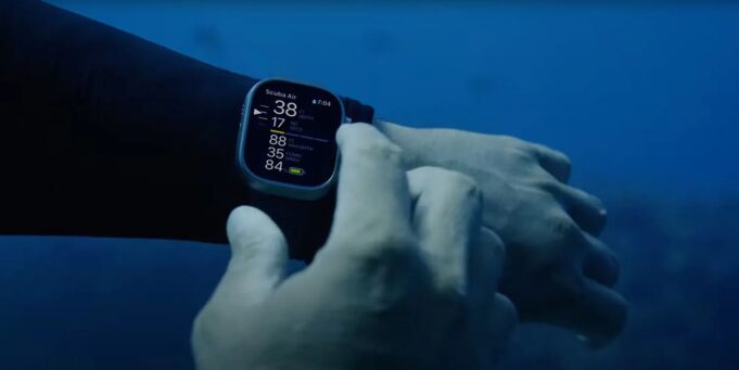 Muž použil Apple Watch k volání na tísňovou linku poté, co ho smetla voda v Austrálii