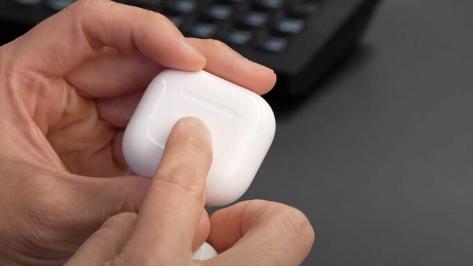 První video recenze nových sluchátek AirPods 4 ukazují skryté tlačítko pro párování a další