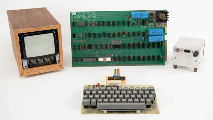 Vzácný počítač Apple-1 se vydražil za 375 000 dolarů. Co dalšího se prodalo na aukci?