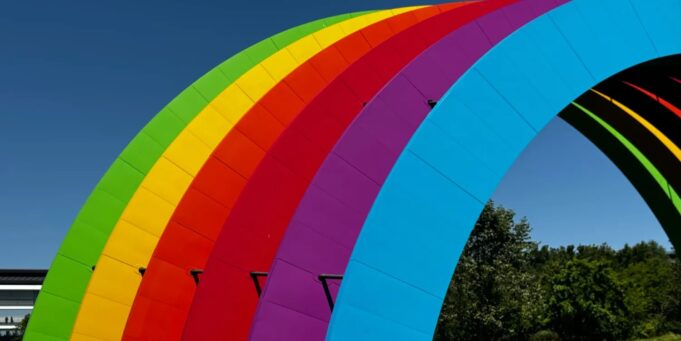 Do Apple Parku se vrátila ikonická duha, právě včas před WWDC25