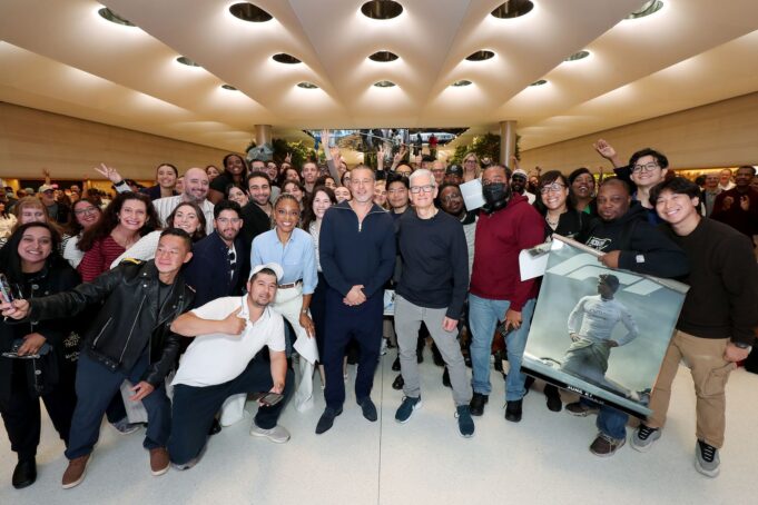 Tim Cook a Brad Pitt propagovali film „F1 The Movie“ v Apple Fifth Avenue