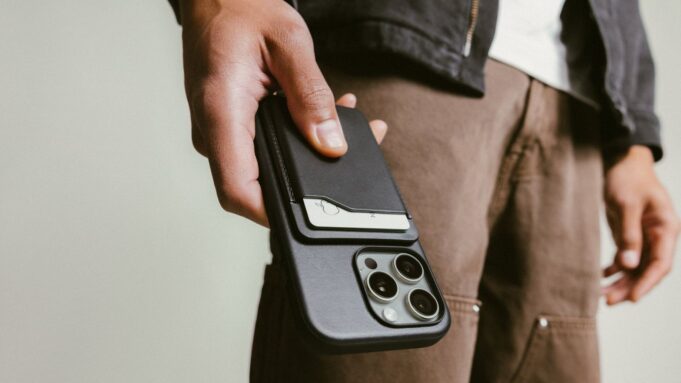 Nomad představil koženou peněženku s integrovaným sledovacím čipem s podporou aplikace Najít