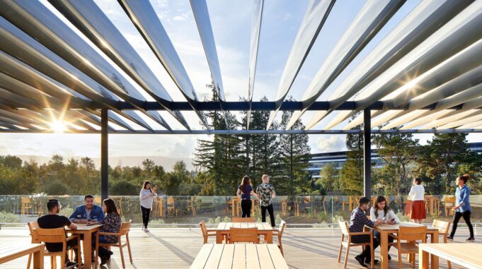 Střešní terasa návštěvnického centra Apple Park je dočasně uzavřena