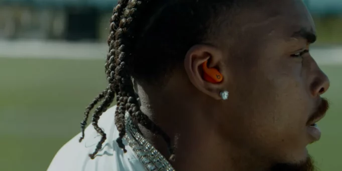 Apple chystá nová sluchátka Powerbeats Fit, dorazí na podzim 2025