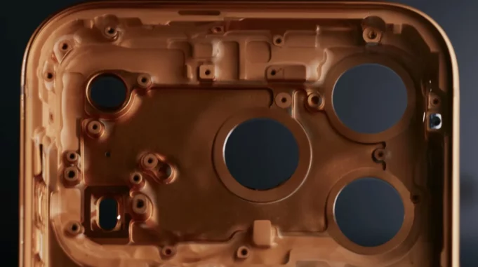 Další teardown iPhonu 17 Pro: více šroubků, snadnější opravy a nová deska plošných spojů