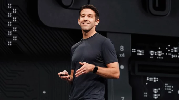 Kandidát na CEO společnosti Apple John Ternus je oblíbený a pomohl zvrátit klesající kvalitu produktů