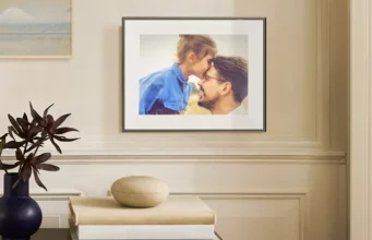 Jak funguje Aura Ink – digitální fotorámeček, který vypadá jako skutečná tištěná fotografie