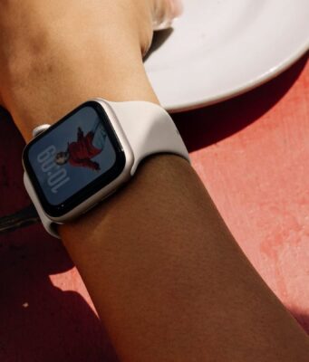 iOS 26.2 deaktivuje automatické sdílení Wi-Fi mezi iPhonem a Apple Watch v EU