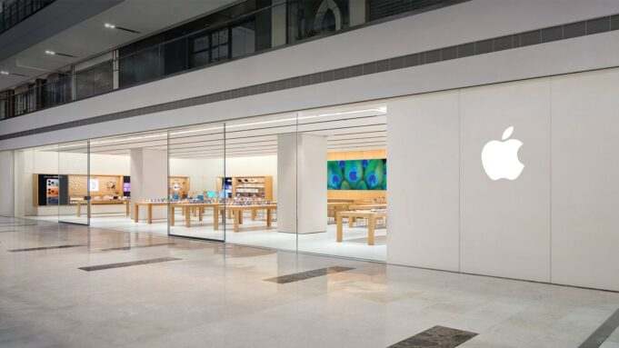 Apple tento týden v obchodním centru DLF Mall v Noidě otevřel svou pátou prodejnu v Indii