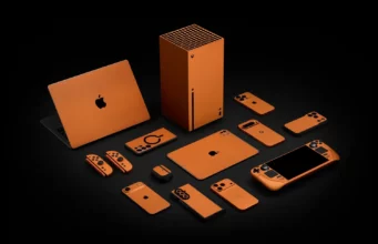 Kosmicky oranžový iPhone? Dbrand přináší nový odstín i na další zařízení – a s humorem si dělá srandu z Applu