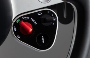 Zde je design interiéru a rozhraní vozu Ferrari Luce od Jonyho Ivea