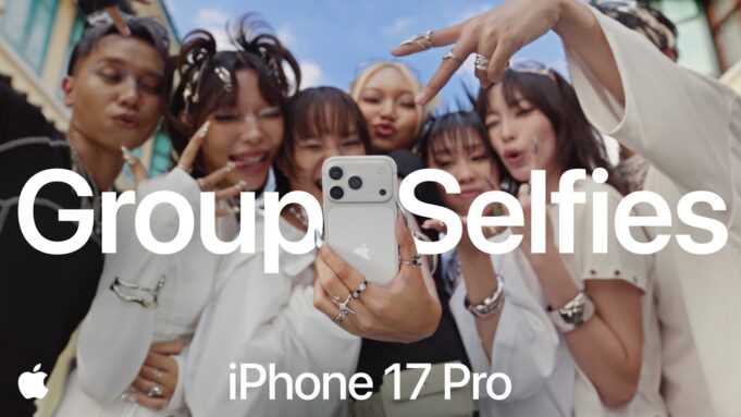 Apple sdílel reklamu, která ukazuje vylepšený proces pořizování skupinových selfie na modelech iPhone 17