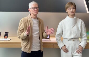 Tim Cook je v Číně, kde se dnes zúčastnil jedné z akcí k 50. výročí společnosti