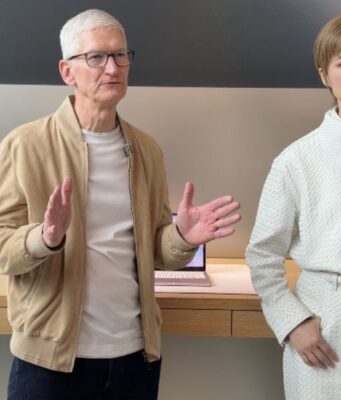 Tim Cook je v Číně, kde se dnes zúčastnil jedné z akcí k 50. výročí společnosti