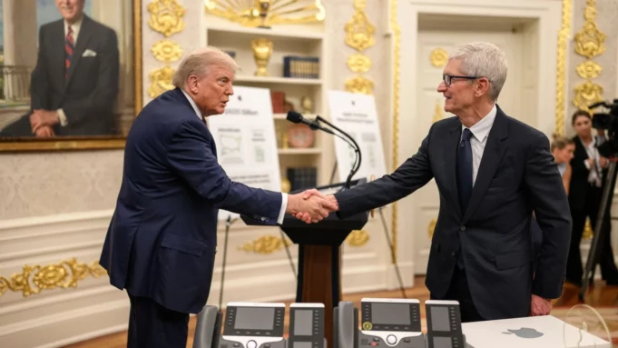 Tim Cook udržuje pracovní vztah s americkým prezidentem Donaldem Trumpem