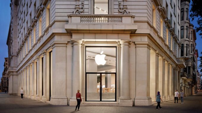Prodejna Apple Passeig de Gràcia v srdci Barcelony se dnes znovu otevřela po zhruba tříměsíčním uzavření