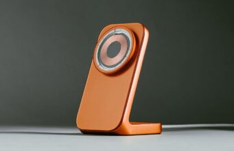 Nomad představil 2v1 MagSafe stojánek a lokátor do peněženky ve své výrazné barevné variantě Stellar Orange