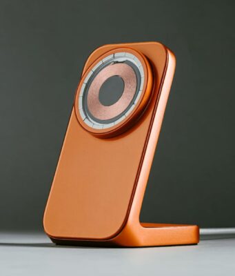 Nomad představil 2v1 MagSafe stojánek a lokátor do peněženky ve své výrazné barevné variantě Stellar Orange