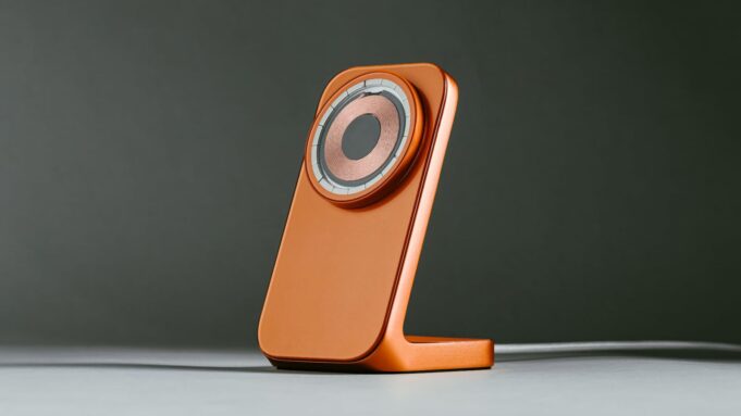 Nomad představil 2v1 MagSafe stojánek a lokátor do peněženky ve své výrazné barevné variantě Stellar Orange
