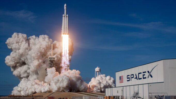 SpaceX údajně pracuje na vlastním zařízení podobném iPhonu. Elon Musk však zprávu popřel