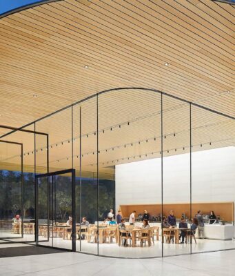 V návštěvnickém centru Apple Parku v kalifornském Cupertinu probíhá „modernizace“