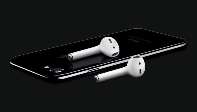 Ikonickým bezdrátovým sluchátkům AirPods je nyní 10 let