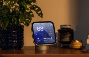 HomeView dokáže ztlumit jas displeje až na pouhých 0,3 nitu, což je ideální pro umístění na noční stolek