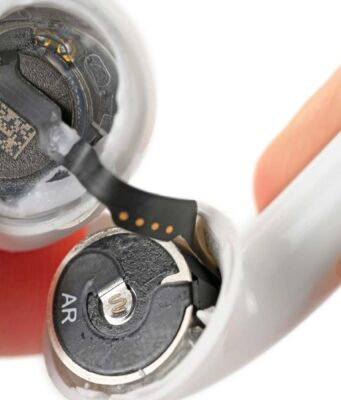 iFixit rozebrala sluchátka AirPods 5 pro jedno ze svých tradičních teardown videí
