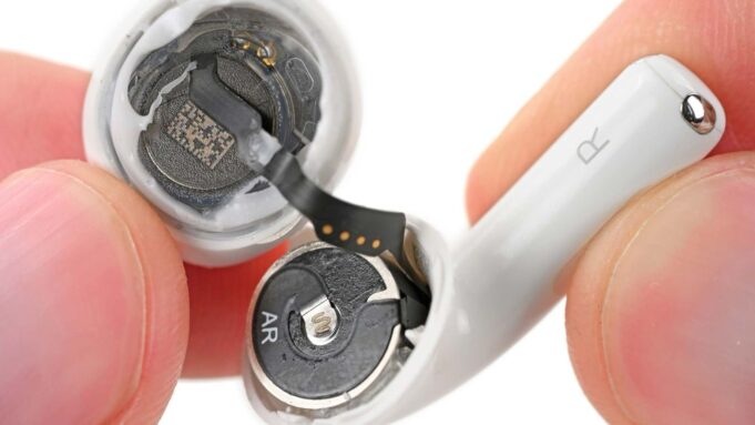 iFixit rozebrala sluchátka AirPods 5 pro jedno ze svých tradičních teardown videí